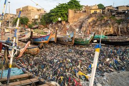 Accra;-Ghana;-Jamestown;-beach;-pirogue;-James-Fort;-Royal-African-Company;-1673;-colonial-heritage;-Gold-Coast;-plastic-pollution;-waste;-Korle-Lagoon;-environmental-crisis;-artisanal-fishing;-fishing-community;-Gulf-of-Guinea;-West-Africa;-documentary-photography;-environmental-photography;-Kaleidos;-Kaleidos-images;-La-parole-à-limage;-Stories-Pictures;-Tarek-Charara